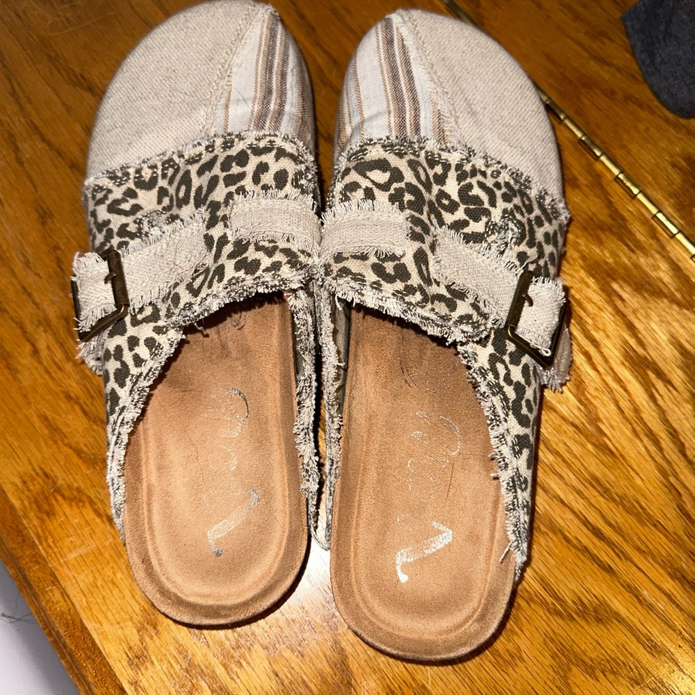 Leopard distressed mule/slippers